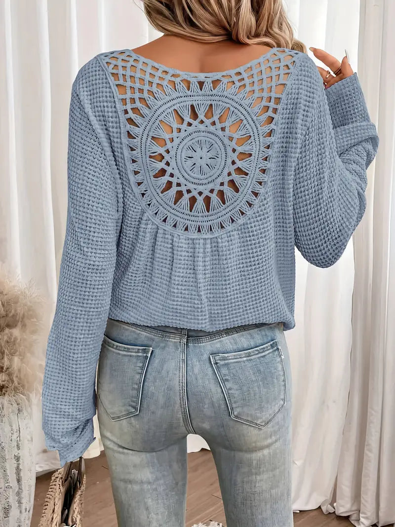 Dámské tričko s dlouhým rukávem, výstřihem do V a háčkovaným detailem na zádech | boho
