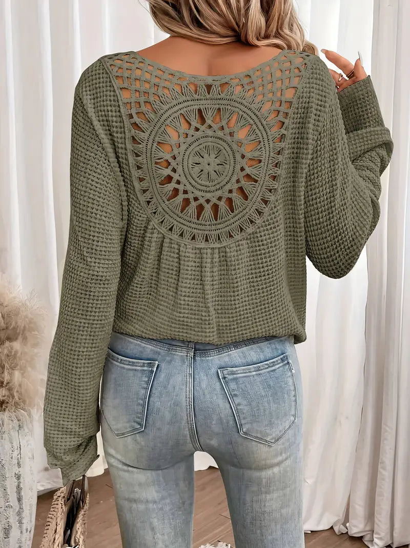 Dámské tričko s dlouhým rukávem, výstřihem do V a háčkovaným detailem na zádech | boho
