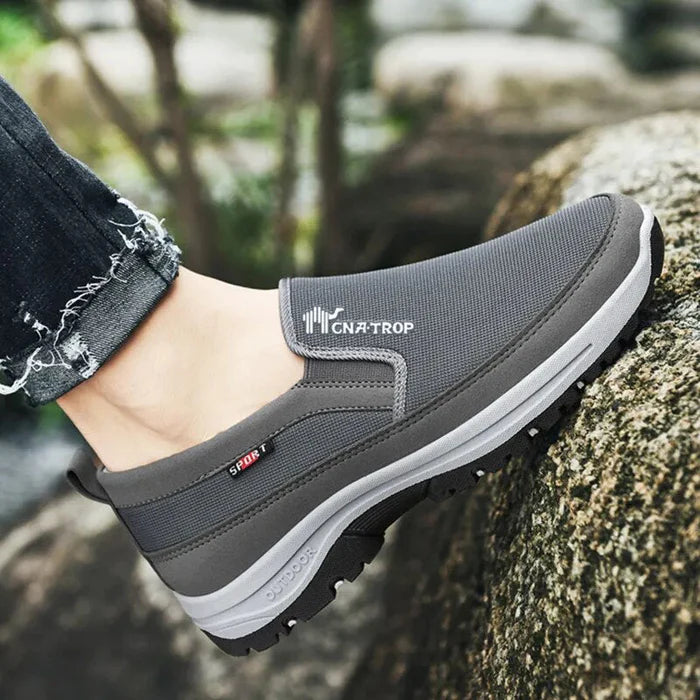 Benjamin - Herren Outdoor-Slipper mit Rutschfester Sohle, Sportliches Design