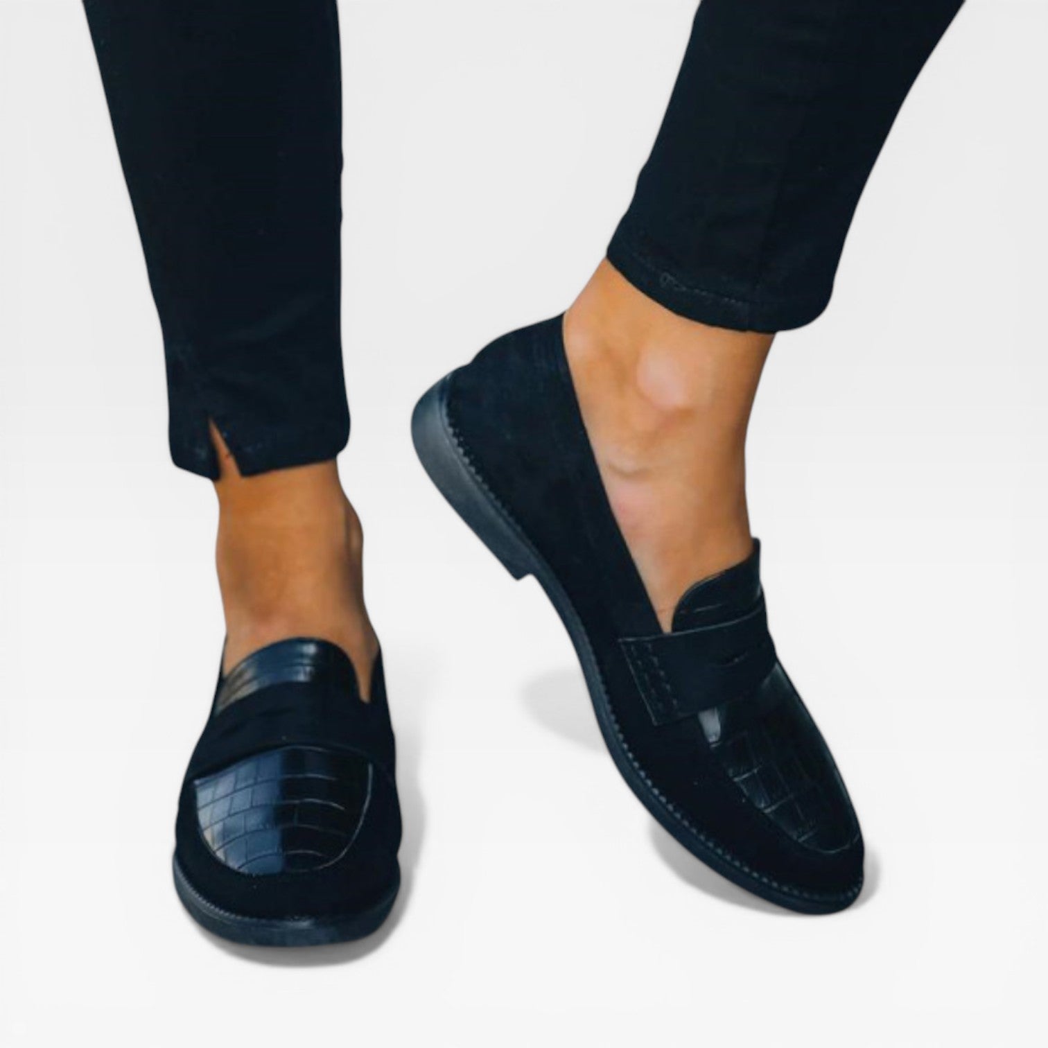 Zenvyra - Mocasín para mujer con estampado de cocodrilo negro